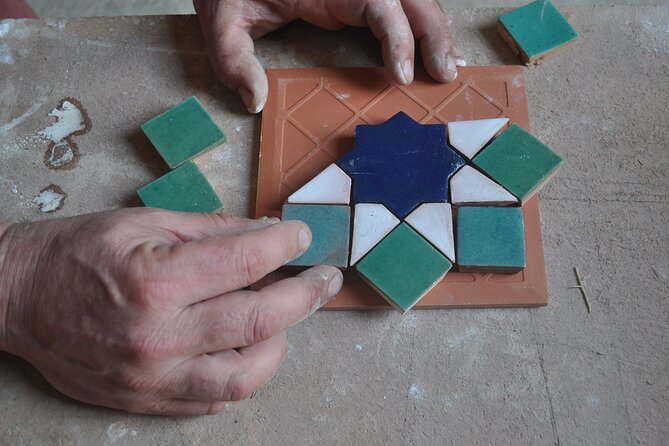2 hours Craft workshop "The Alhambra with your hands" - Choose Your Project: mosaic tiles, gold leaf plasterwork, or marquetry chessboard