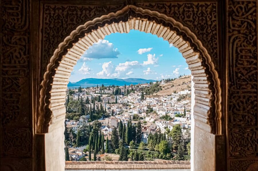 Albayzín: Granada's Albayzín Tour with Food Tasting - Where you start in Plaza de Santa Ana, and why the early minutes matter