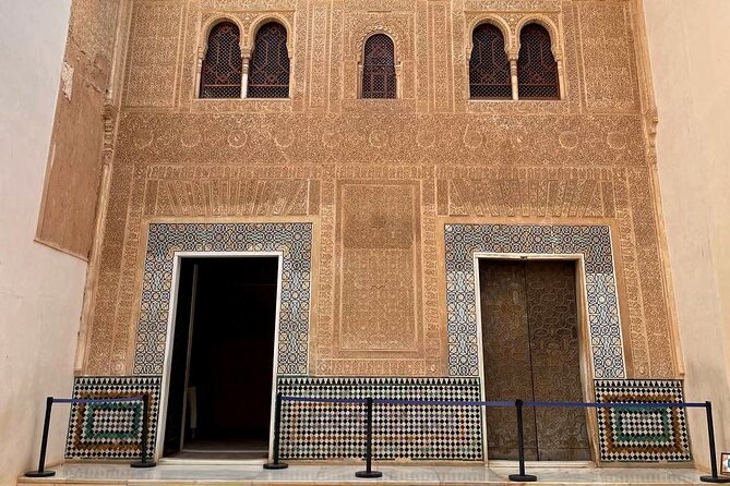 Alhambra and Nasrid Palaces Guided Tour with Tickets - What the best guides actually do for you in 3 hours