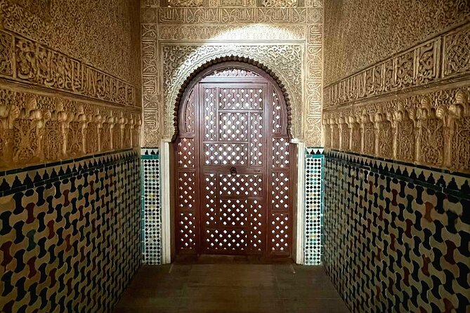 Alhambra and Nasrid Palaces Guided Tour with Tickets - Should you book this Alhambra guided tour?