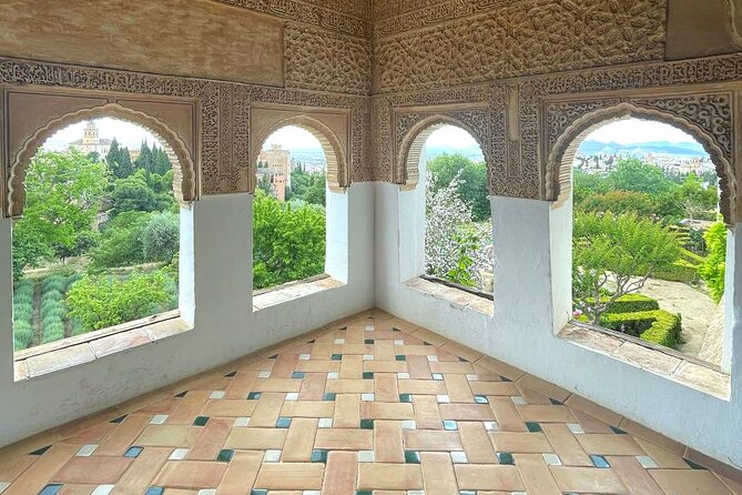 Alhambra and Nasrid Palaces Guided Tour with Tickets - Alcazaba start: imagining the ruins instead of just looking at them