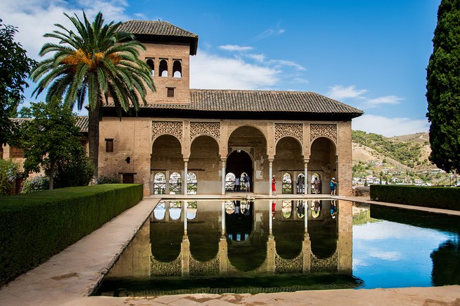 Alhambra and Nasrid Palaces Ticket with Audioguide - Meeting point at Junto Hotel Guadalupe: get your bearings fast