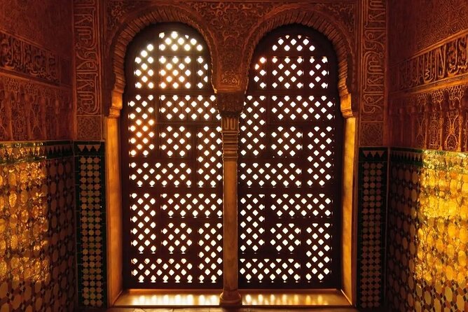 Alhambra and Nasrid Private Walking Tour with Food Tasting - Where you meet the guide, and why timing is everything