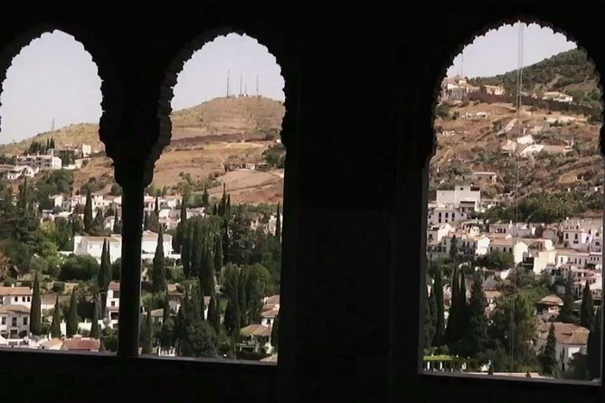 Alhambra &Charles Palace Guided Tour with Optional Nasrid Palaces - Generalife Gardens: the best place to slow down