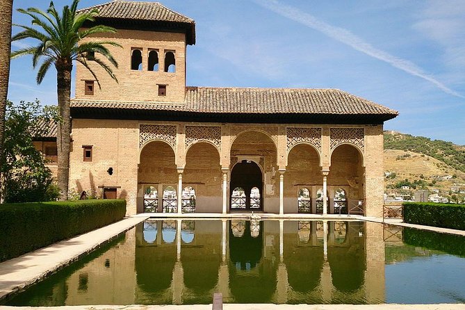 Alhambra &Charles Palace Guided Tour with Optional Nasrid Palaces - How 3 hours on foot usually feels in real life