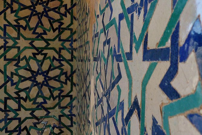Alhambra &Charles Palace Guided Tour with Optional Nasrid Palaces - Guides and what gets praised most