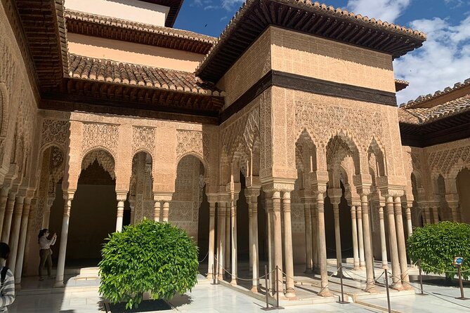 Alhambra: Complete Guided Tour with Nasrid Palaces Tickets - Stop 2: Generalife Palace and its gardens with fountains