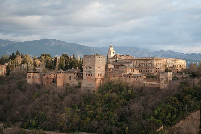 Alhambra: Complete Guided Tour with Nasrid Palaces Tickets - Stop 3: Alcazaba walls and the military palace views