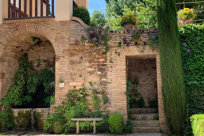 Alhambra: Complete Guided Tour with Nasrid Palaces Tickets - Guide quality makes or breaks this kind of tour