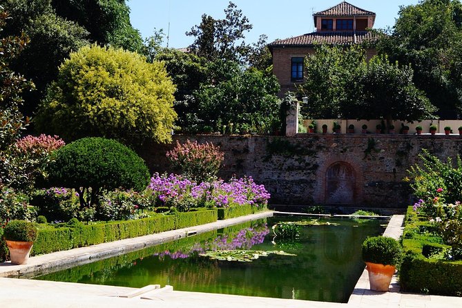 Alhambra Complete: Ticket Skip-the-Line Nasrid Palace and Generalife with Guide - Alcazaba: start with the oldest fortified heart