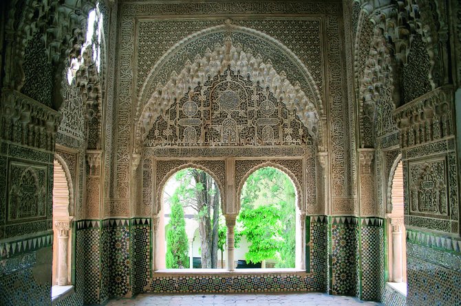 Alhambra Complete: Ticket Skip-the-Line Nasrid Palace and Generalife with Guide - Palace of Carlos V: a Renaissance square inside an Islamic world