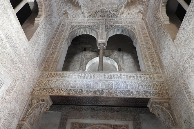 Alhambra daytime visit (8 people) - Stop 1: Nasrid Palaces, the royal heart of the XIII to XV centuries