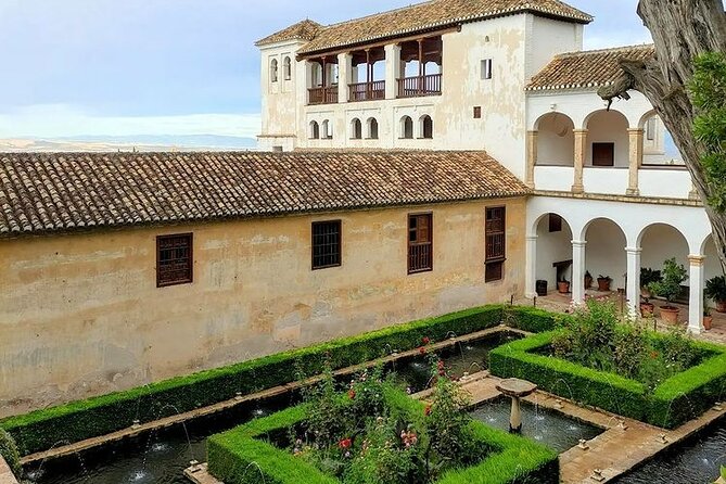 Alhambra Experience – Explore Nasrid Palaces & Generalife Gardens - Shoes, ID, and security screening, the stuff that actually matters