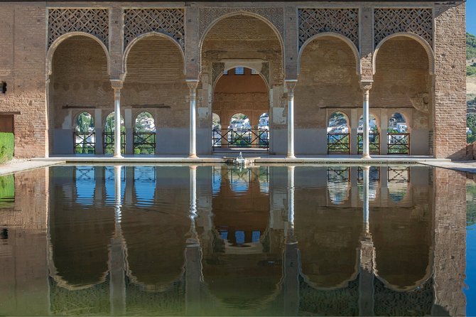 Alhambra & Generalife: Exclusive 3-Hour Private Tour with Tickets Included - Patio de los Leones and Sala de los Reyes: water plus court scenes