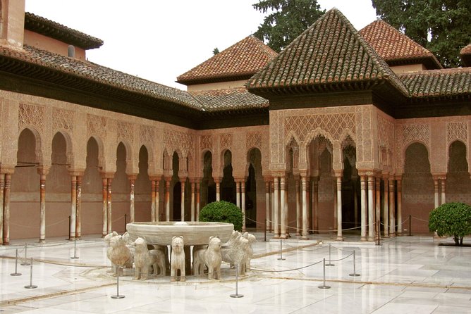 Alhambra & Generalife: Exclusive 3-Hour Private Tour with Tickets Included - Patio de los Arrayanes and Sala de las Dos Hermanas: courtyards and muqarnas domes