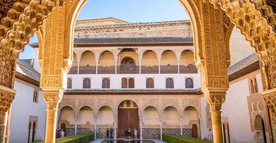 Alhambra & Generalife: Exclusive 3 hours Private Tour - Alcazaba and the Albaycin views you should plan for