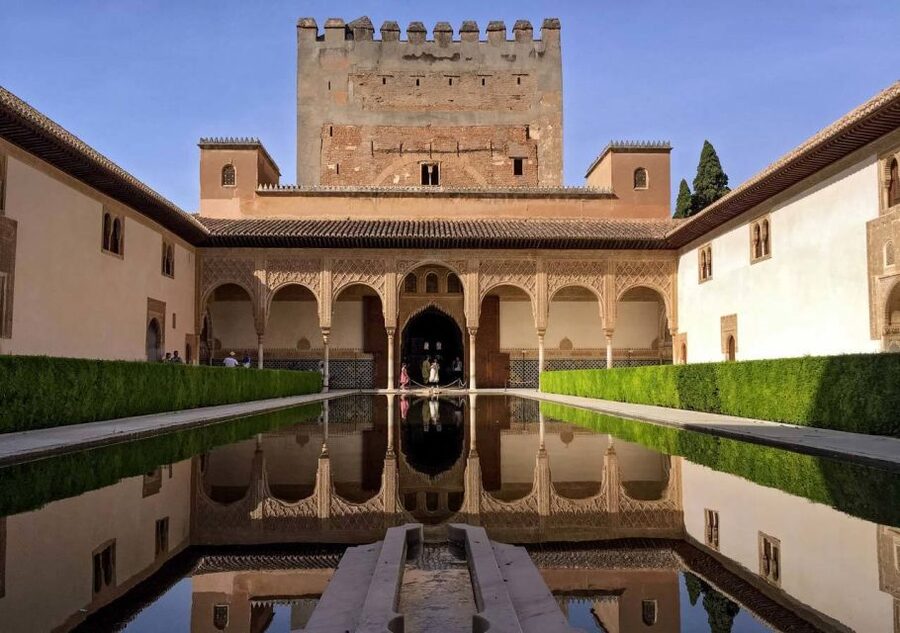 Alhambra & Generalife: Exclusive 3 hours Private Tour - Languages, hearing your guide, and a real example