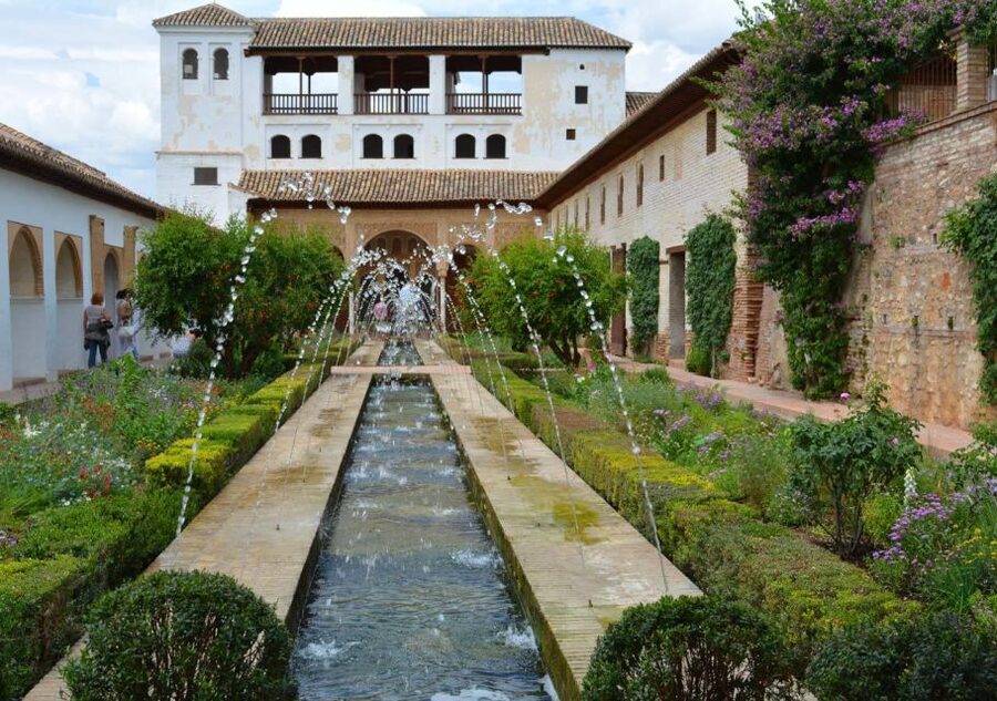 Alhambra & Generalife: Exclusive 3 hours Private Tour - Meeting point, entrance map, and the dark blue umbrella trick