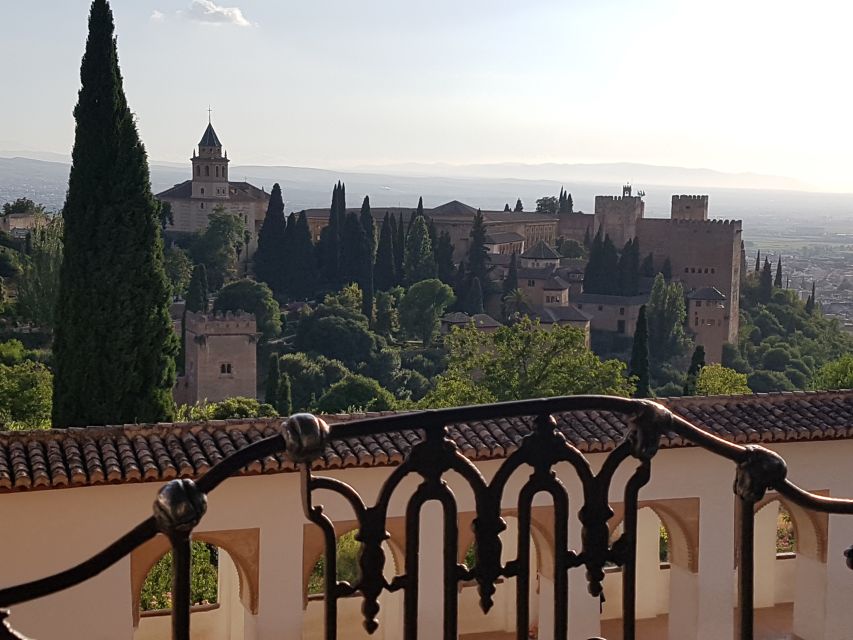 Alhambra: Generalife Gardens & Alcazaba Fast-Track Tour - Key points at a glance