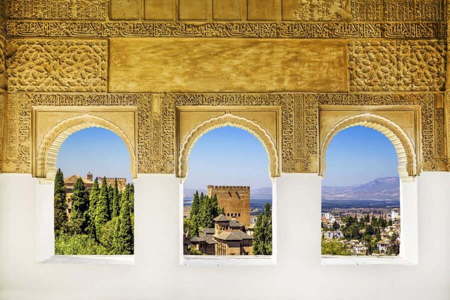 Alhambra: Generalife Gardens & Alcazaba Fast-Track Tour - Generalife Summer Palace: Moorish Atmosphere in a Compact Time Window