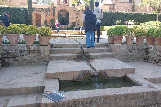 Alhambra Guided Tour, Nasrid Palaces and Generalife - Headphones and Group Size: Small Details That Matter
