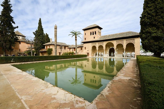 Alhambra Guided Tour with Generalife Gardens - Key points before you go
