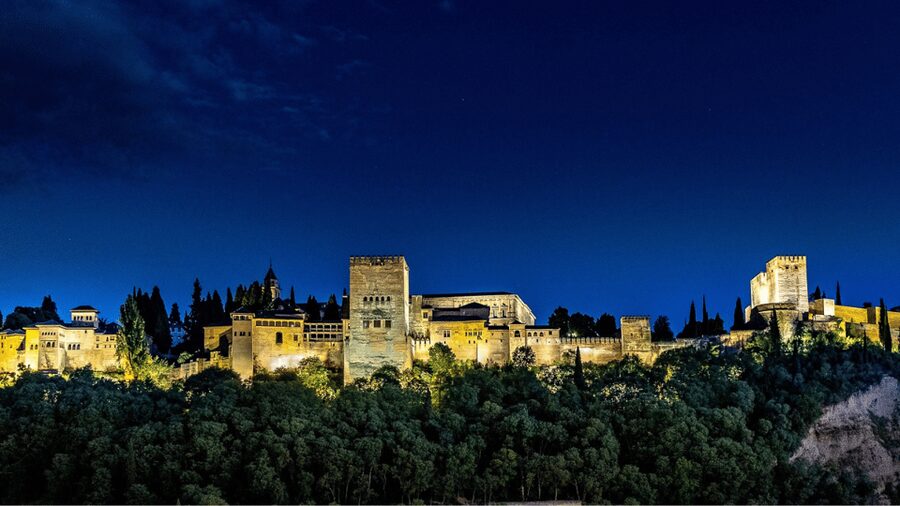Alhambra: Nasrid Palaces Guided Night Tour without tickets - Why a 2-hour night tour of the Nasrid Palaces makes sense