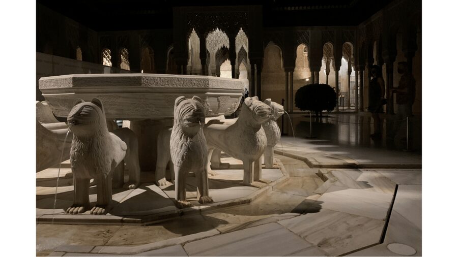 Alhambra: Nasrid Palaces Guided Night Tour without tickets - Palace of Charles V at night: a Renaissance pause in the middle
