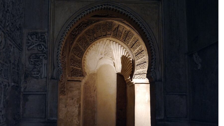 Alhambra: Nasrid Palaces Guided Night Tour without tickets - Starting outside the fortress walls, so you actually get oriented