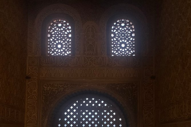 Alhambra: Night Visit to Nasrid Palaces - Stop 2: Nasrid Palaces at night, paced by audio and your own choices