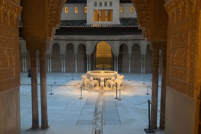 Alhambra: Night Visit to Nasrid Palaces - Guides and language: what to watch for