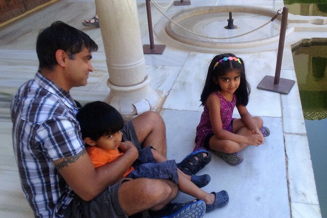Alhambra : Private Tour for Families - Premium option: extra Granada monuments and a city-train twist