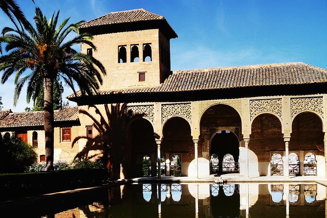 Alhambra Private Tour: Nasrid Palaces, Alcazaba and Generalife - Generalife: gardens and palace calm for the Nasrid sultans