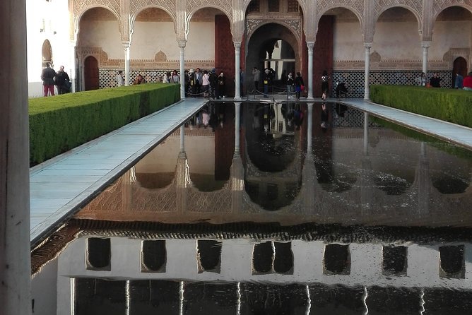 Alhambra private tour (without tickets) total/group Max 15 people - Where you meet, how the timing works, and why it matters