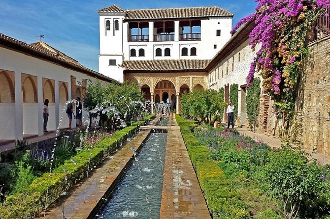 Alhambra: Skip-the-Line to Nasrid Palaces & Generalife - Duration, group size, and language: how the tour usually feels