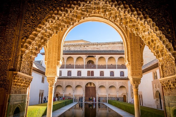 Alhambra: Small Group Tour with Local Guide & Admission - Palace of Charles V: a fast 10 minutes with big contrast