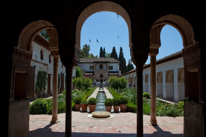 Alhambra: Small Group Tour with Local Guide & Admission - Alcazaba fortress: quick stop, strong views