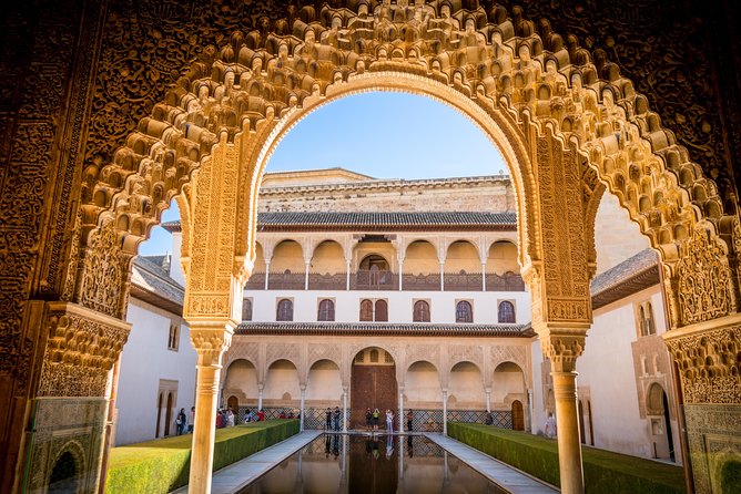 Alhambra Tour & ticket: Nasrid Palaces, Alcazaba & Generalife - Group size, pace, and hearing the guide with a radio system