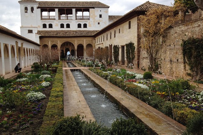 Alhambra Visit with Private Official Guide in Granada - Generalife Palace and gardens: the calm reset