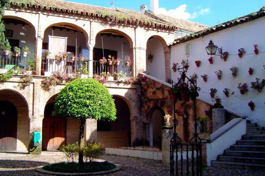 Cordoba Highlights Full-Day Tour from Granada - Calleja de las Flores: where the photos make sense