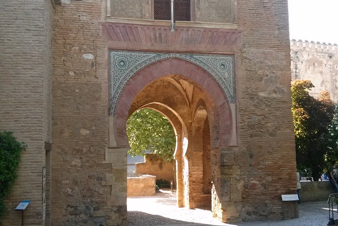 Going to Alhambra? 3 hrs Private Tour! Skip the long lines to visit the Alhambra - Stop 2: Alcazaba and Charles V Palace, contrast in one route