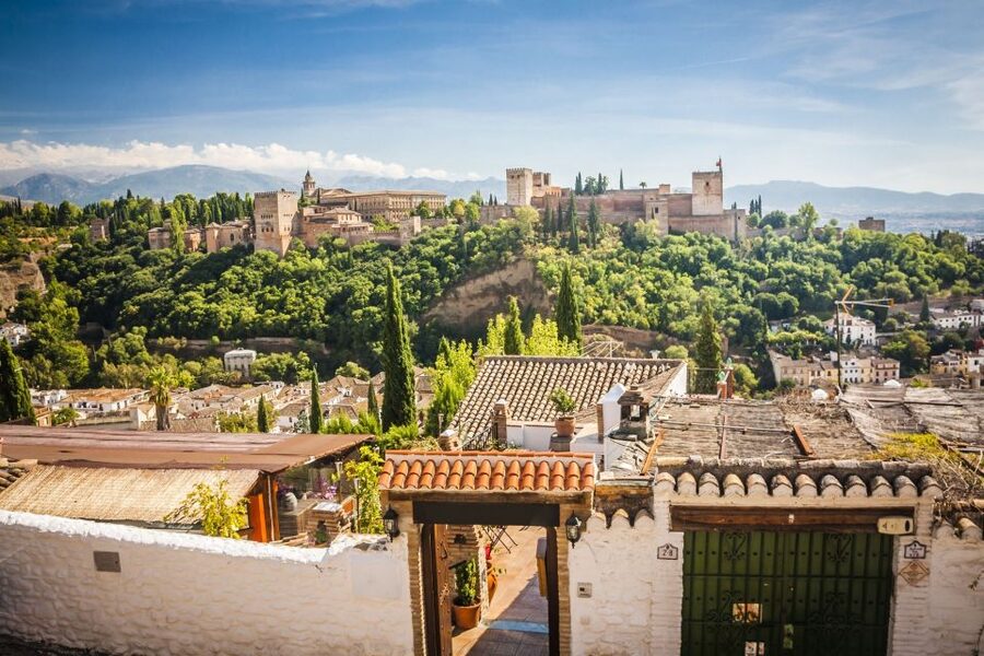 Granada: 2hour Tour of The Albaicín & Sacromonte Premium - Sacromonte in 45 minutes: solving the mystery of the white-walled area