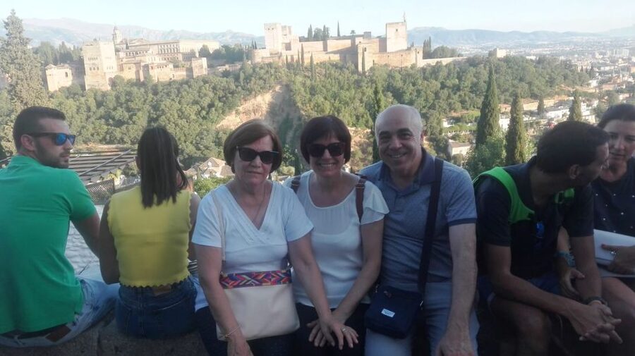 Granada: 2hour Tour of The Albaicín & Sacromonte Premium - Your guide and languages: French, English, Spanish, plus optional audio