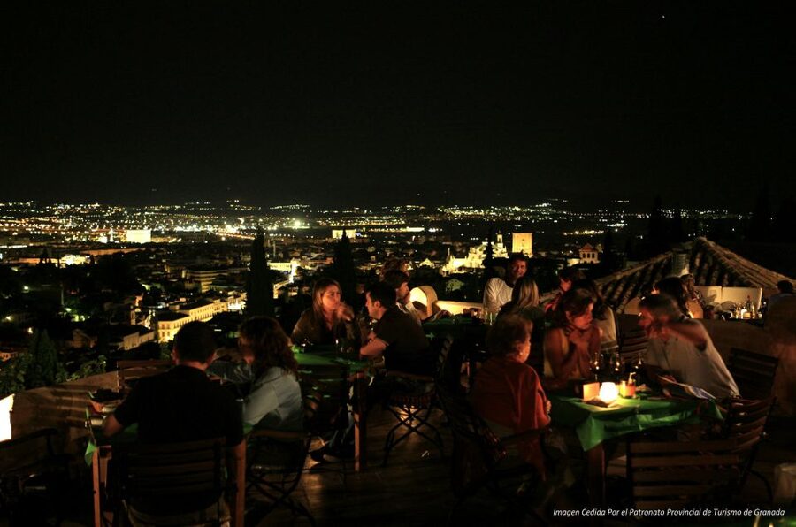Granada Albaicín: 2.5-Hour Tapas & Drinks Walking Tour - Tapas stops: classic Andalusian flavors with a modern twist