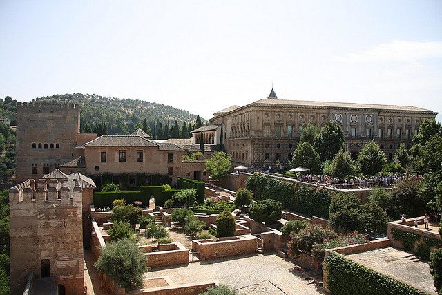 Granada Albaicín: 2.5-Hour Tapas & Drinks Walking Tour - Language, group vibe, and what to ask your guide