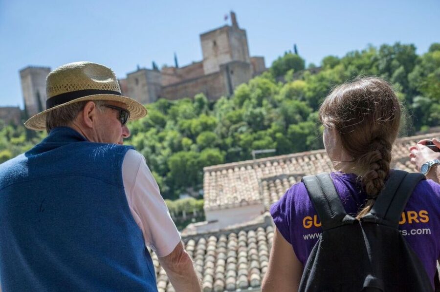 Granada: Albaicín and Sacromonte 2.5-Hour Walking Tour - The guide makes or breaks this walk, and this one is praised