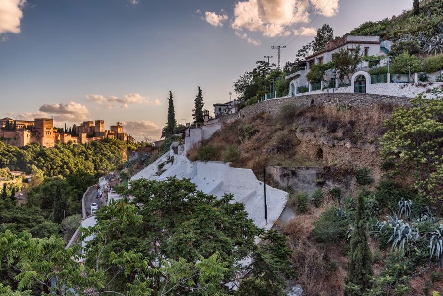 Granada: Albaicin and Sacromonte Evening Walking Tour - The first lanes: La Calderería and Plaza San Miguel Bajo