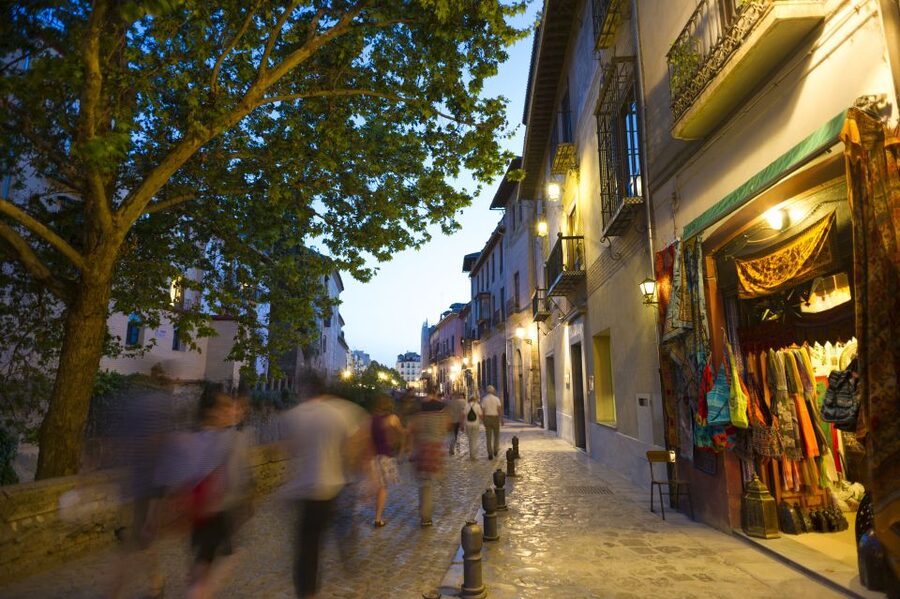 Granada: Albaicin and Sacromonte Evening Walking Tour - Albaicin at night: illuminated walls, gates, palaces, and mosques