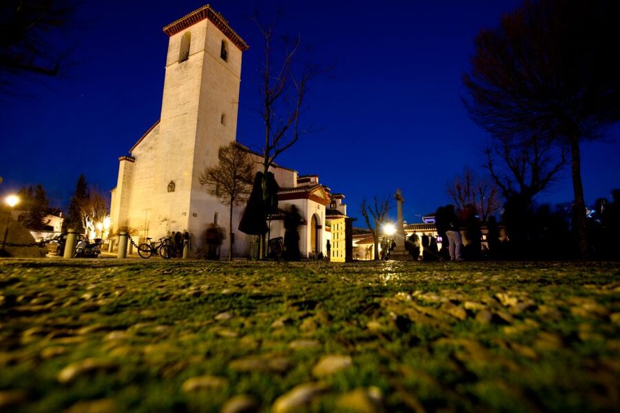 Granada: Albaicin and Sacromonte Evening Walking Tour - Meeting at Isabel la Católica, the start point that helps you orient fast