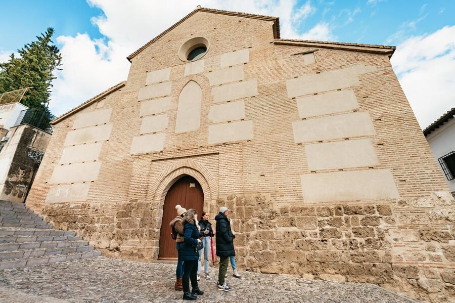 Granada: Albaicín and Sacromonte Guided Sunset Walking Tour - The Alhambra Views: How This Tour Helps You See More Than One Angle